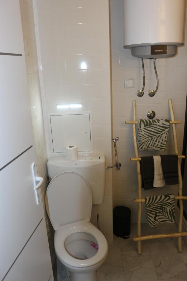 Studio Apartman Tajci Apartment สลูน ภายนอก รูปภาพ